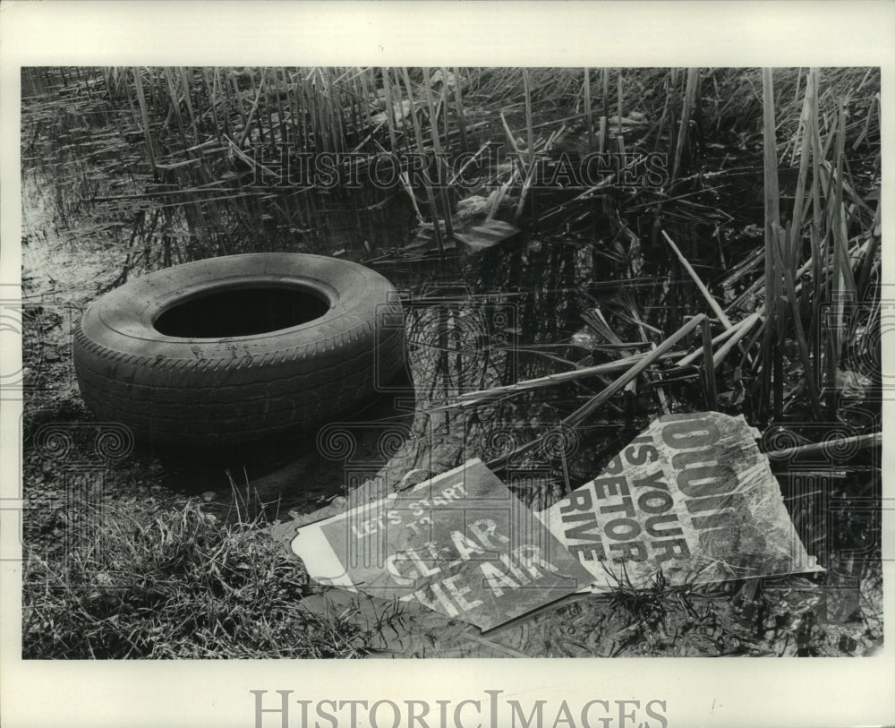 1971 Press Photo Pollution Along Northwestern Milwaukee Roadway - mjb89494 - Historic Images