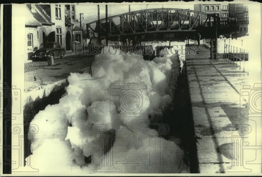 1971 Press Photo Foam Concealed Barge In Canal On Lys River At Lille, France - Historic Images