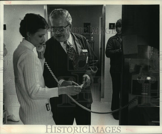 1979 Press Photo Carl Russell conferring with Kathy Zingsheim at St. Luke's - Historic Images