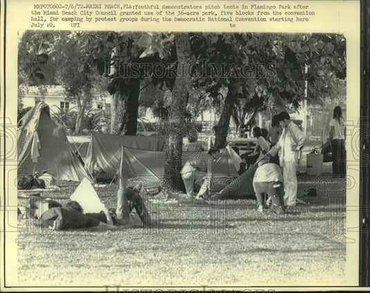 1972 Press Photo Youthful demonstrators pitch tents in Flamingo Park - Historic Images