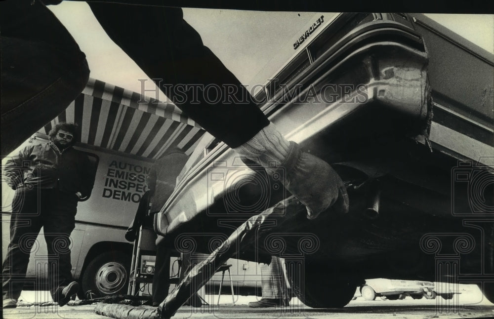 1980 Press Photo Technician uses probe hose to measure car exhaust, Wisconsin - Historic Images