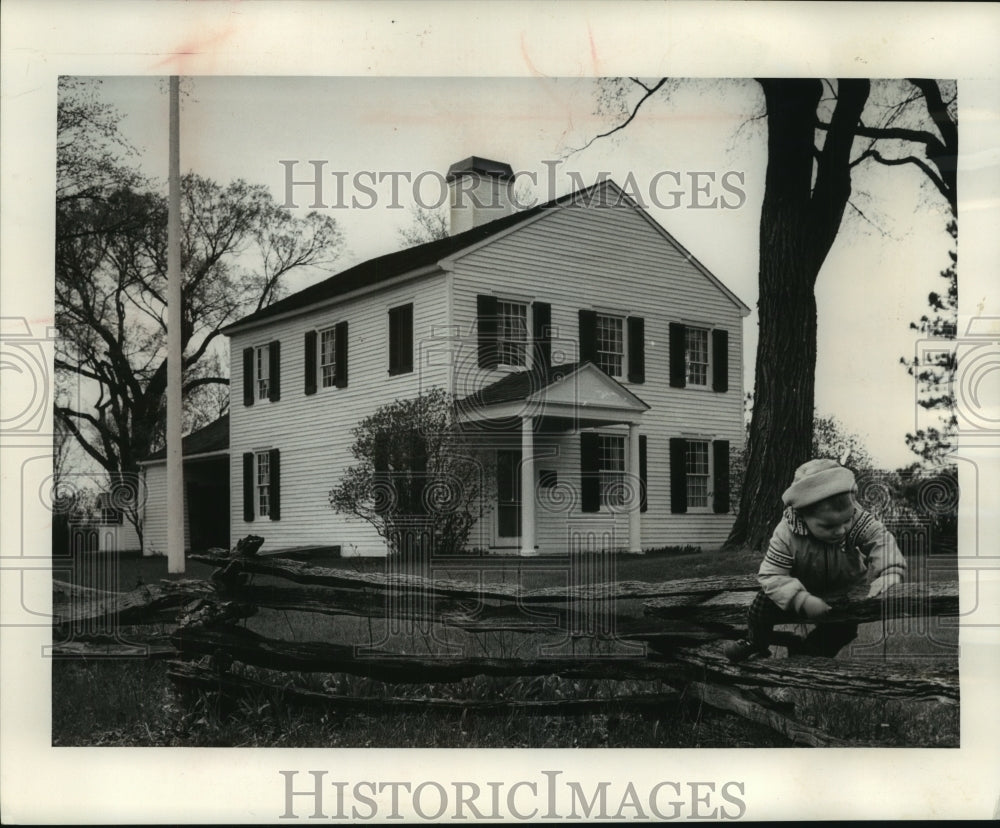 1982 Press Photo Scott Benson, 2, plays on fence Indian Agency House, Portage - Historic Images