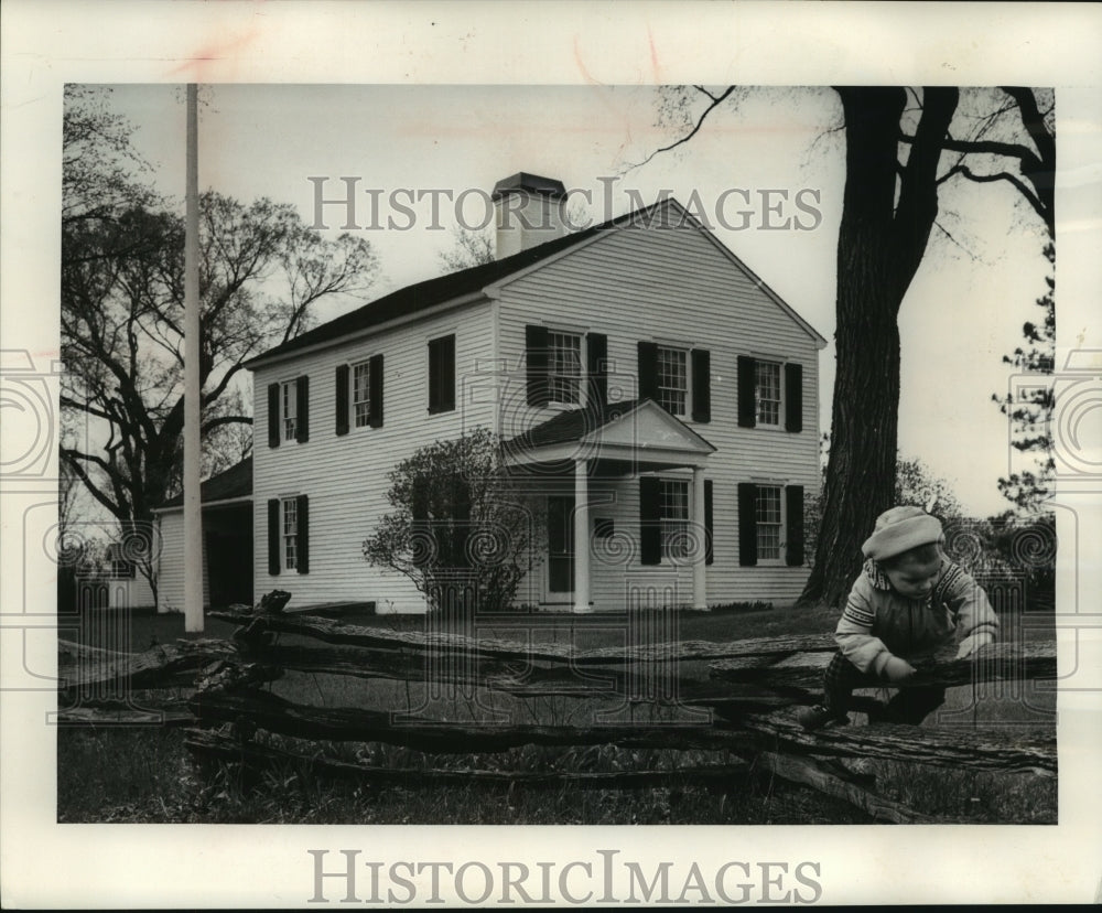 1982 Press Photo Scott Benson, 2, plays on fence Indian Agency House, Portage - Historic Images