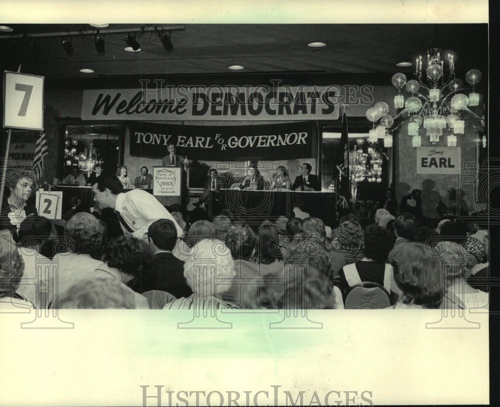 1983 Press Photo Governor Earl speech at Democratic Convention, Pfister Hotel - Historic Images