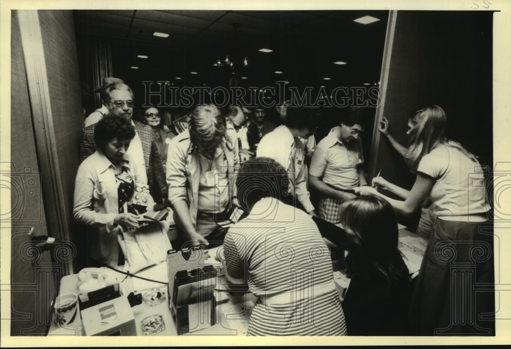 1980 Press Photo GOP Wisconsin delegation checking into Dearborn Inn. - Historic Images