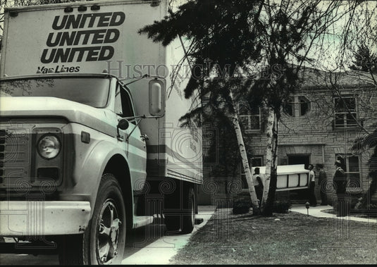 1983 Press Photo Furniture removed from house of alleged drug dealer - mjb89746-Historic Images