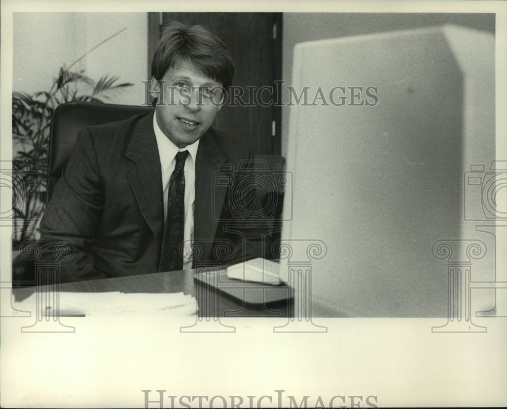 1989 Press Photo President of Heurikon Corporation Christopher Priebe-Historic Images