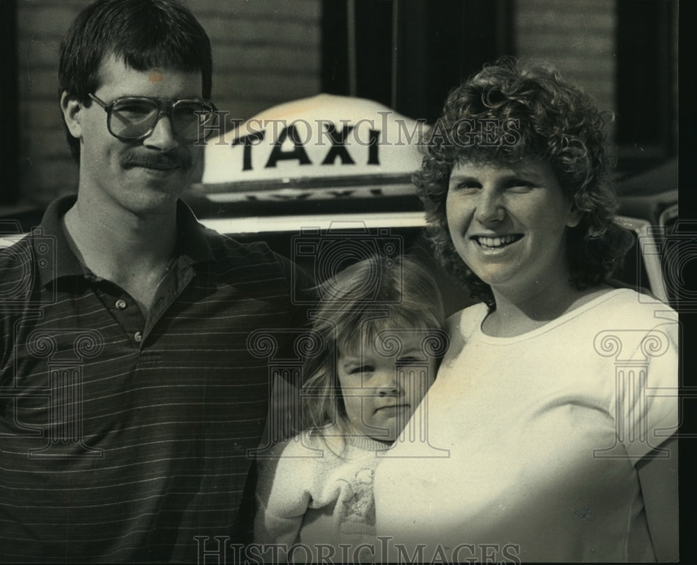 1988 Press Photo The Judkins family pose in front of their taxi cab - mjb89776 - Historic Images