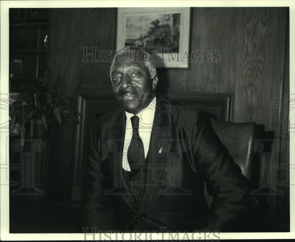 1983 Press Photo Thessalonians Judkins, in the basement of Williamsburg Inn - Historic Images