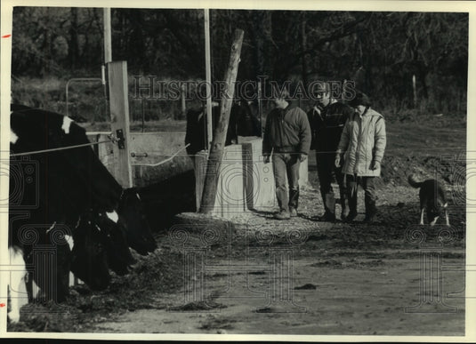 1989 Andy Holschbach & others walk near the Milwaukee River - Historic Images