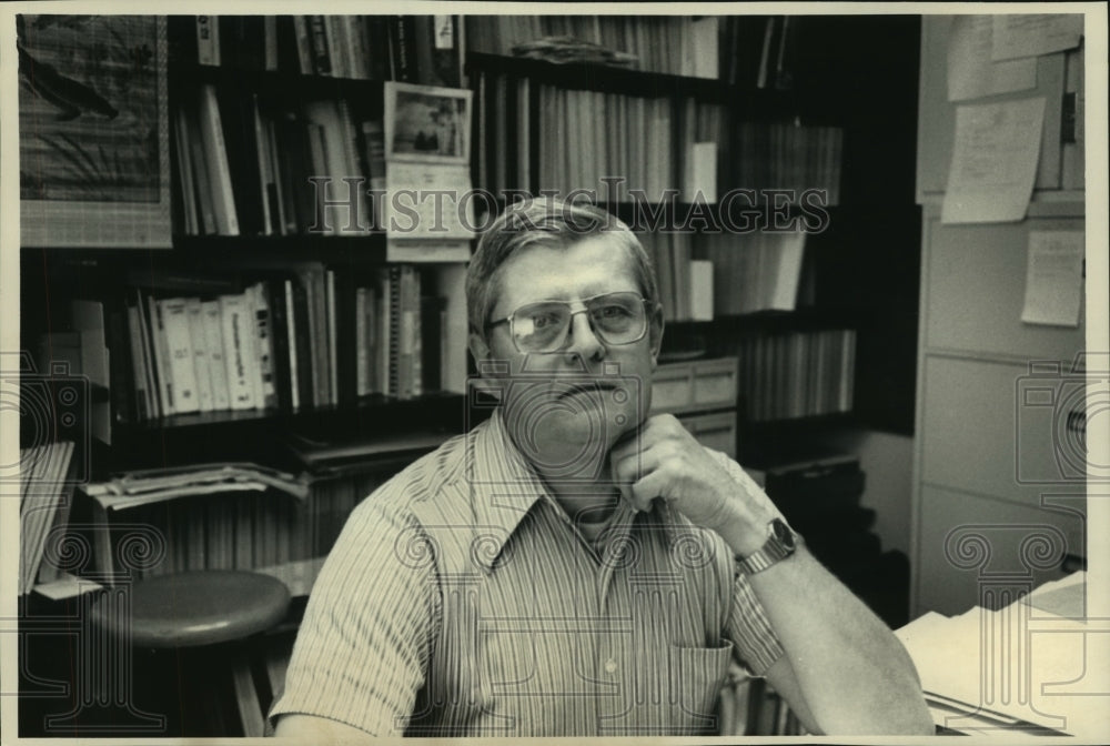 1988 Walter Momot, biologist in Thunder Bay, Ontario-Historic Images