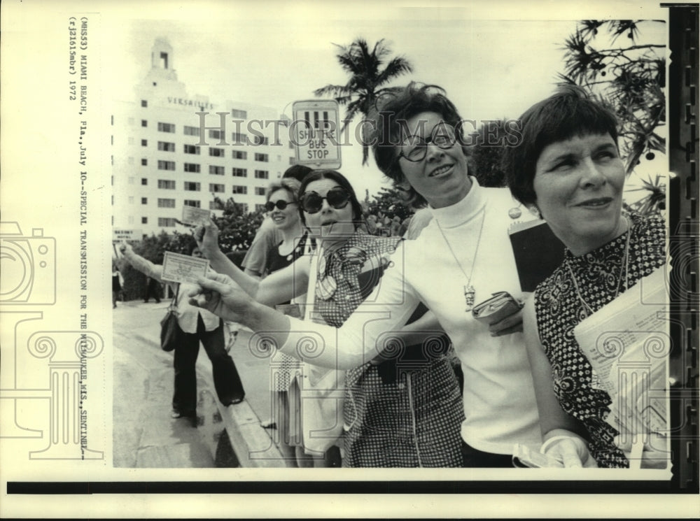 1972 Press Photo Wisconsin delegates with Democratic Convention tickets - Historic Images