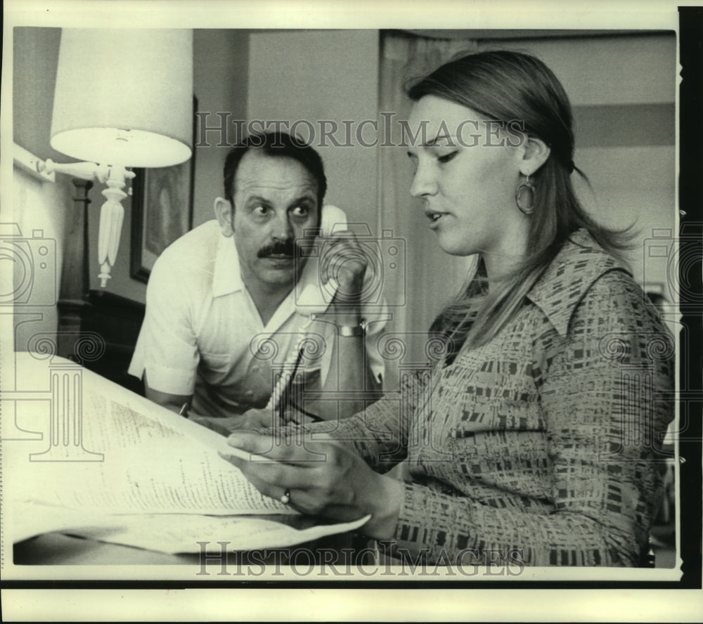 1972 Press Photo Wisconsin delegates look over DNC delegate list Miami Beach - Historic Images