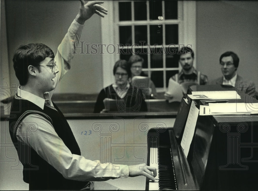 1984 Conductor of the Bach Chamber Choir and Orchestra plays piano-Historic Images