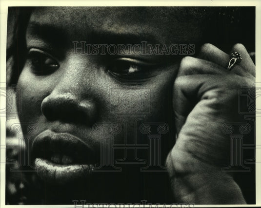 1995 Tarena Banks discussing social behavior.-Historic Images