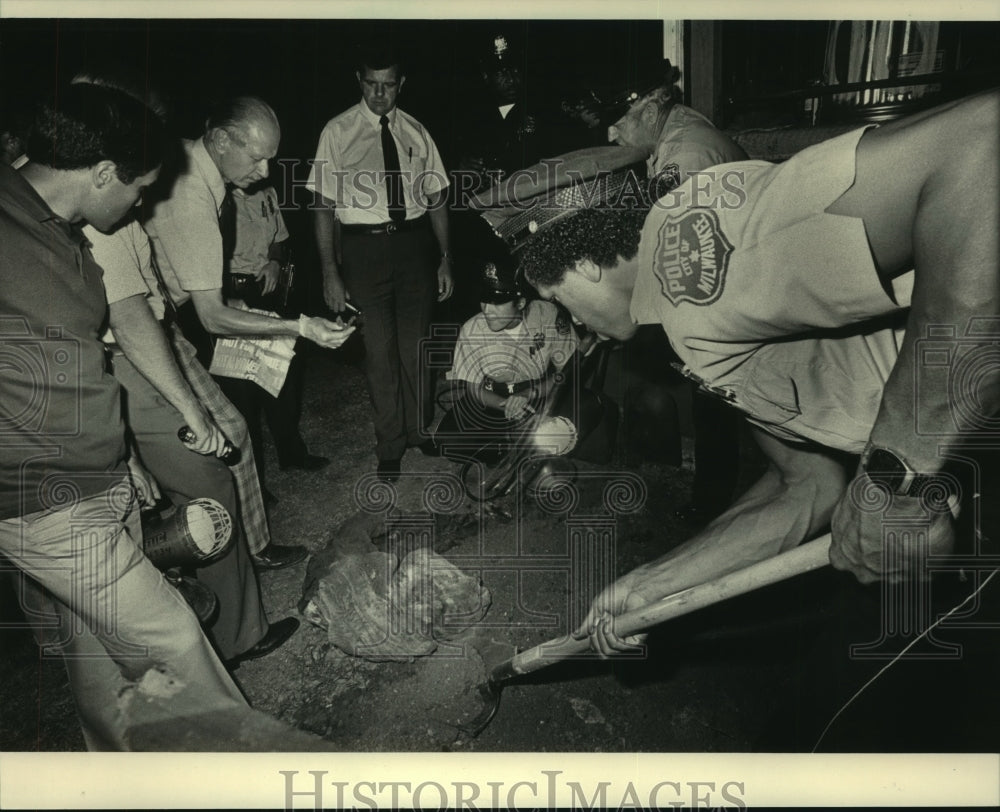 1983 Milwaukee Police Find Body At House And Work To Unearth Remains - Historic Images