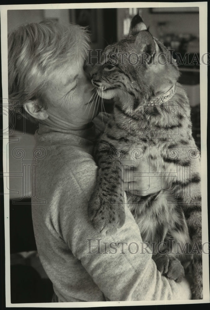 1989 Press Photo Nancy Russell played with Crisco, a pet bobcat, in Milwaukee - Historic Images