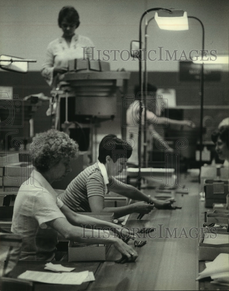 1979 Press Photo Ladies working on Parker Pen Big Red assembly line - mjb90119 - Historic Images
