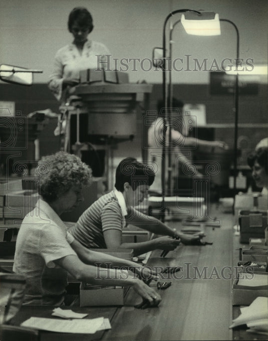 1979 Press Photo Ladies working on Parker Pen Big Red assembly line - mjb90119 - Historic Images