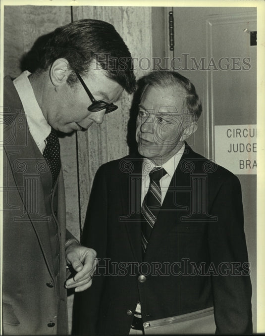 1980 Press Photo Steve Pavela talked with Bill McCarty before court, Wisconsin - Historic Images