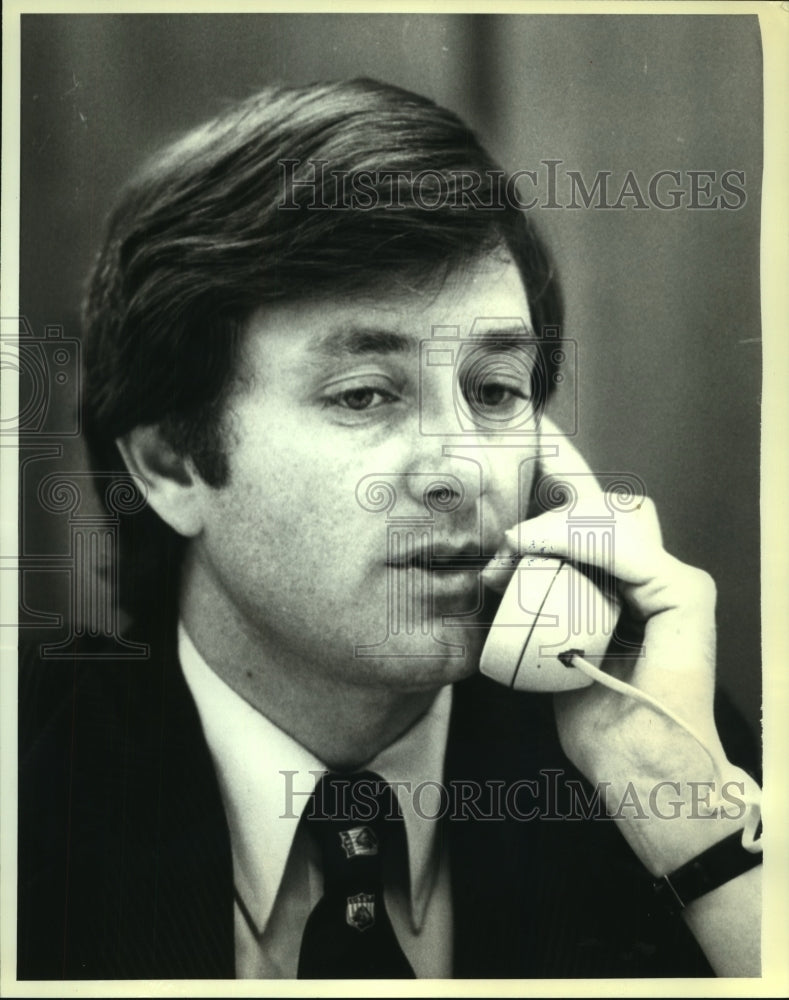 1979 Press Photo Senator Larry Pressler is on the phone in his office Washington - Historic Images