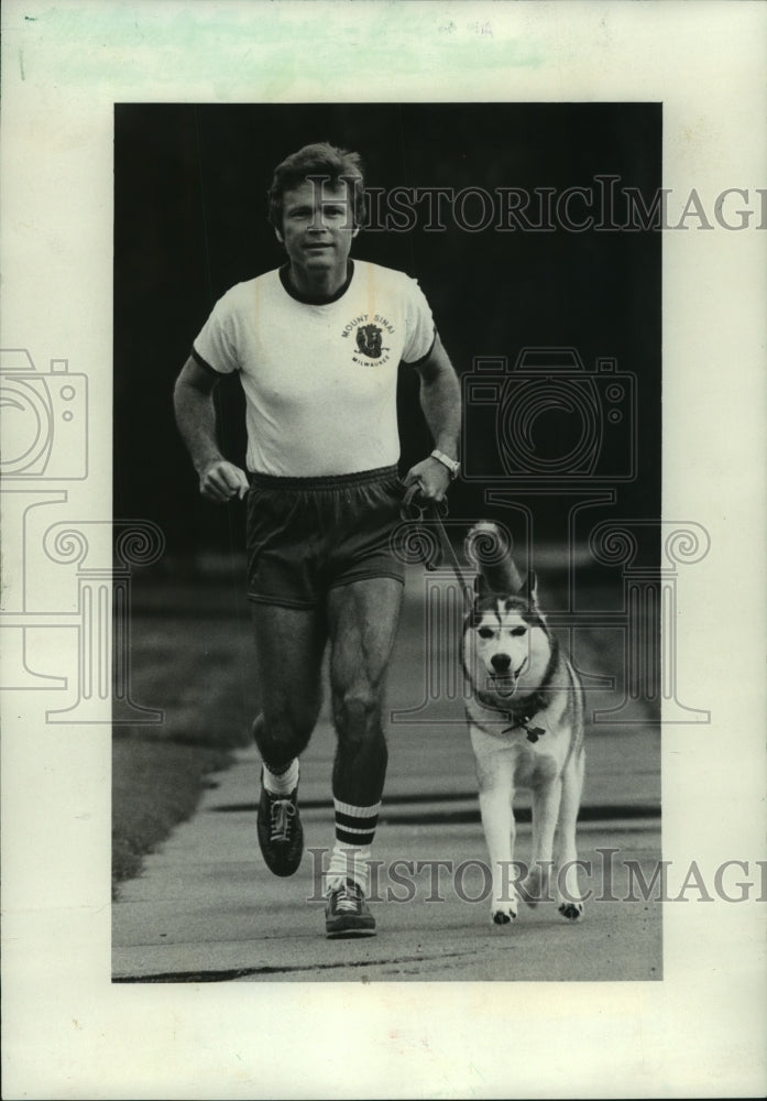 1979 Press Photo Michael Pollock jogs with his dog - mjb90274 - Historic Images