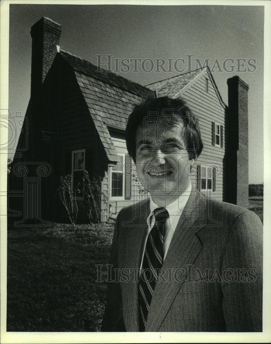 1983 Press Photo A happy Larry Poll standing in front of a nice home. - Historic Images