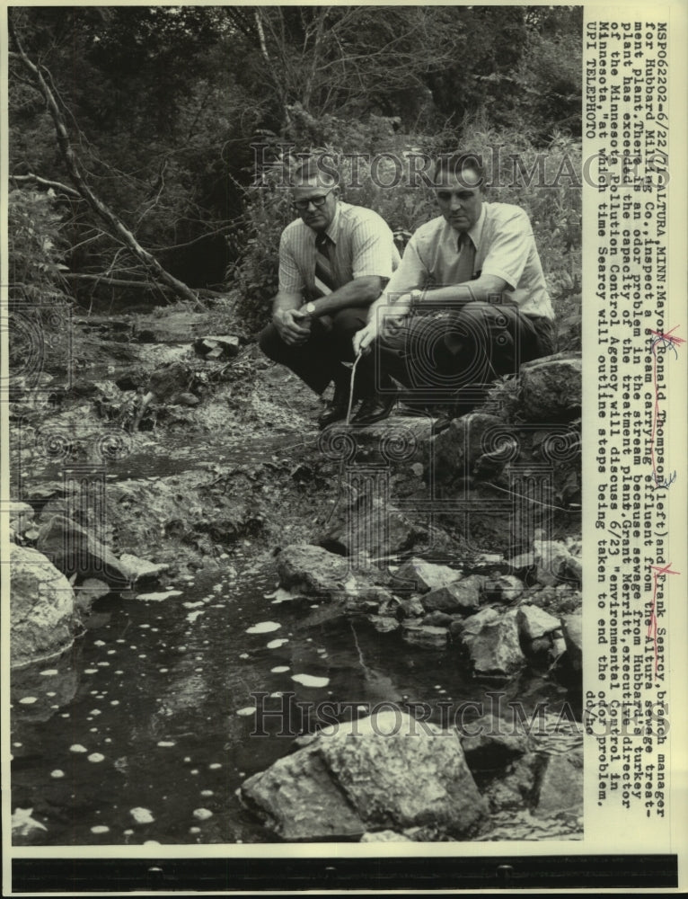 1971 Press Photo Mayor Ronald Thompson and Frank Searcy for Hubbard Miling Co. - Historic Images