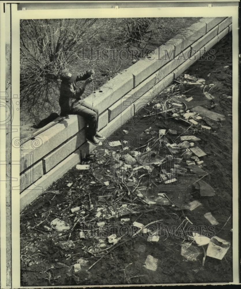 1971 Press Photo Youth trying to fish in Lincoln Park Lagoon, Chicago - Historic Images