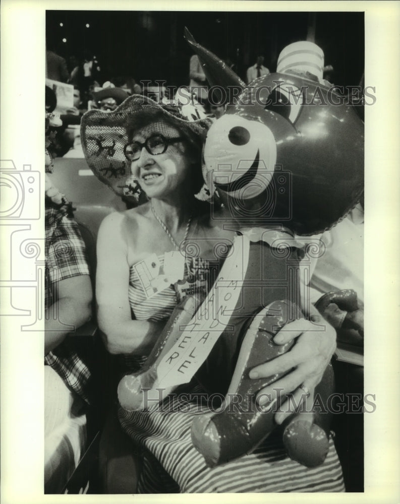 1980 Press Photo Indiana delegate Merdith Alkire with a convention souvenir - Historic Images