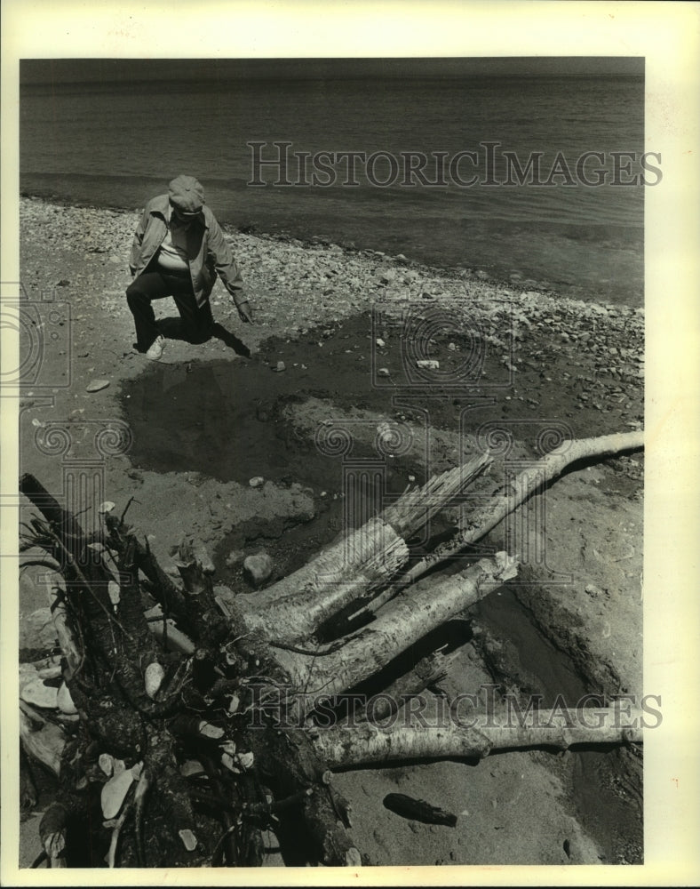 1981 Ken Hendricks Of DNR Points To Seeping Water On Lake Michigan-Historic Images