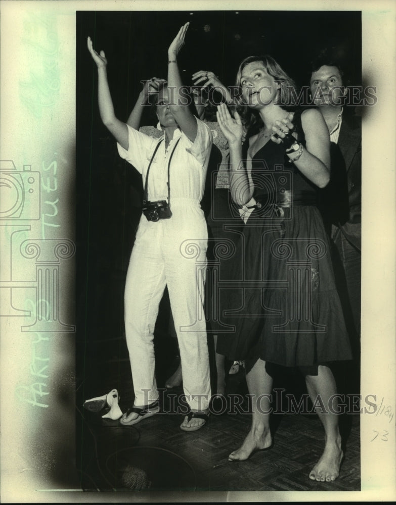 1984 Press Photo Fans listen to Beach Boys at Republican Convention, Dallas - Historic Images