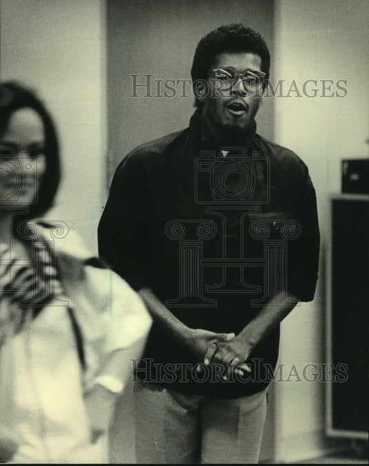 1983 Milwaukee fashion designer Dwight Jordan gives tips to students-Historic Images
