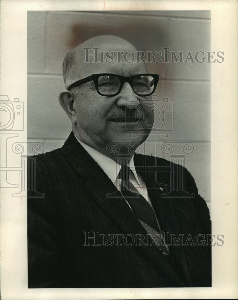 1971 Press Photo Charles Priest, director of goodwill Industries of Wisconsin - Historic Images