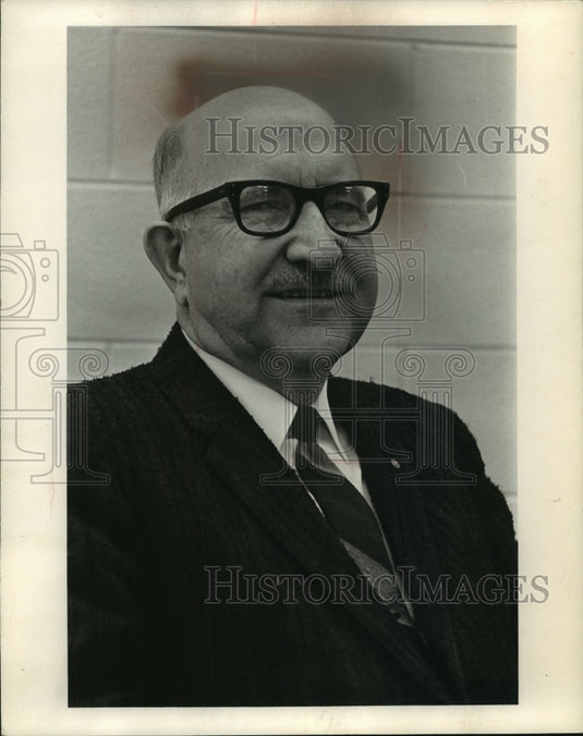 1971 Press Photo Charles Priest, director of goodwill Industries of Wisconsin - Historic Images