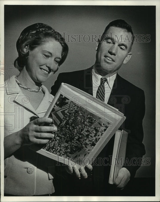 1965 Press Photo Mrs. Ernest Philipp and John D. Lewis , Friends of Art - Historic Images