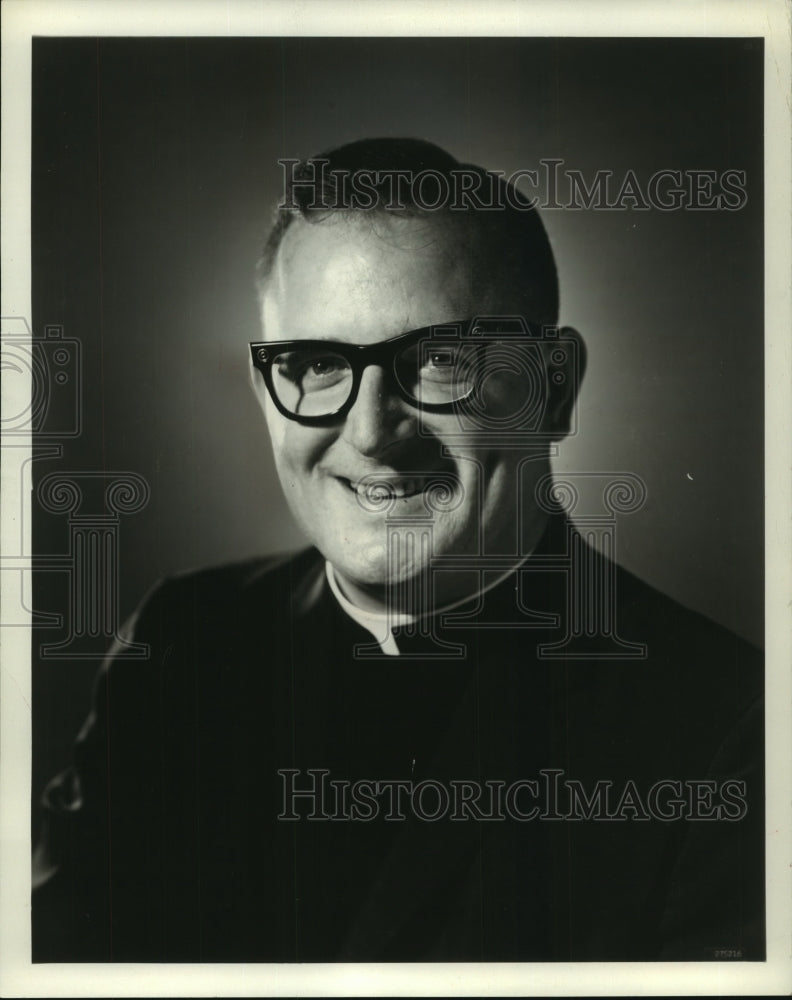 1965 Rev. Elmer Prenzlow campus pastor to Milwaukee college students-Historic Images