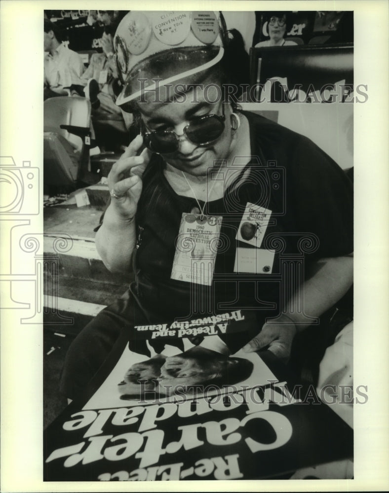 1980 Press Photo Martha Toran of Milwaukee with a sign at Democratic Convention - Historic Images