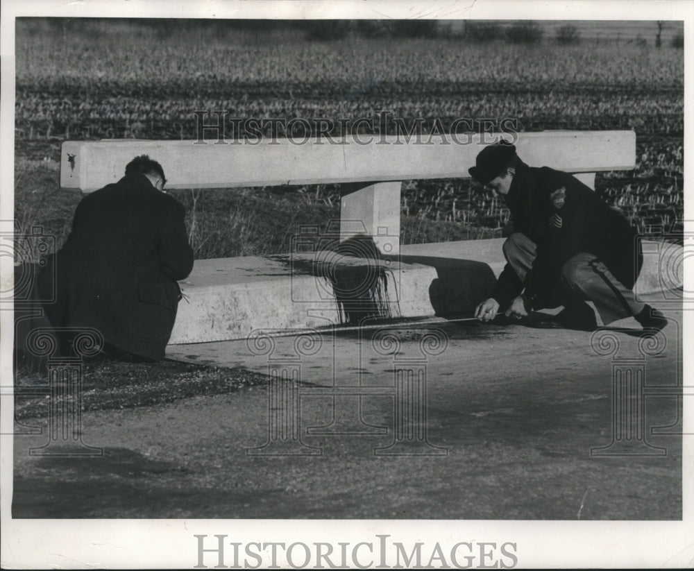 1960 Press Photo Officers examine bloodstains where Isadore Pogrob was found - Historic Images
