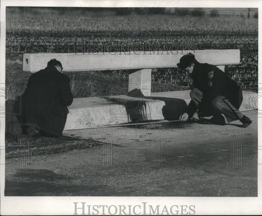 1960 Press Photo Officers examine bloodstains where Isadore Pogrob was found - Historic Images