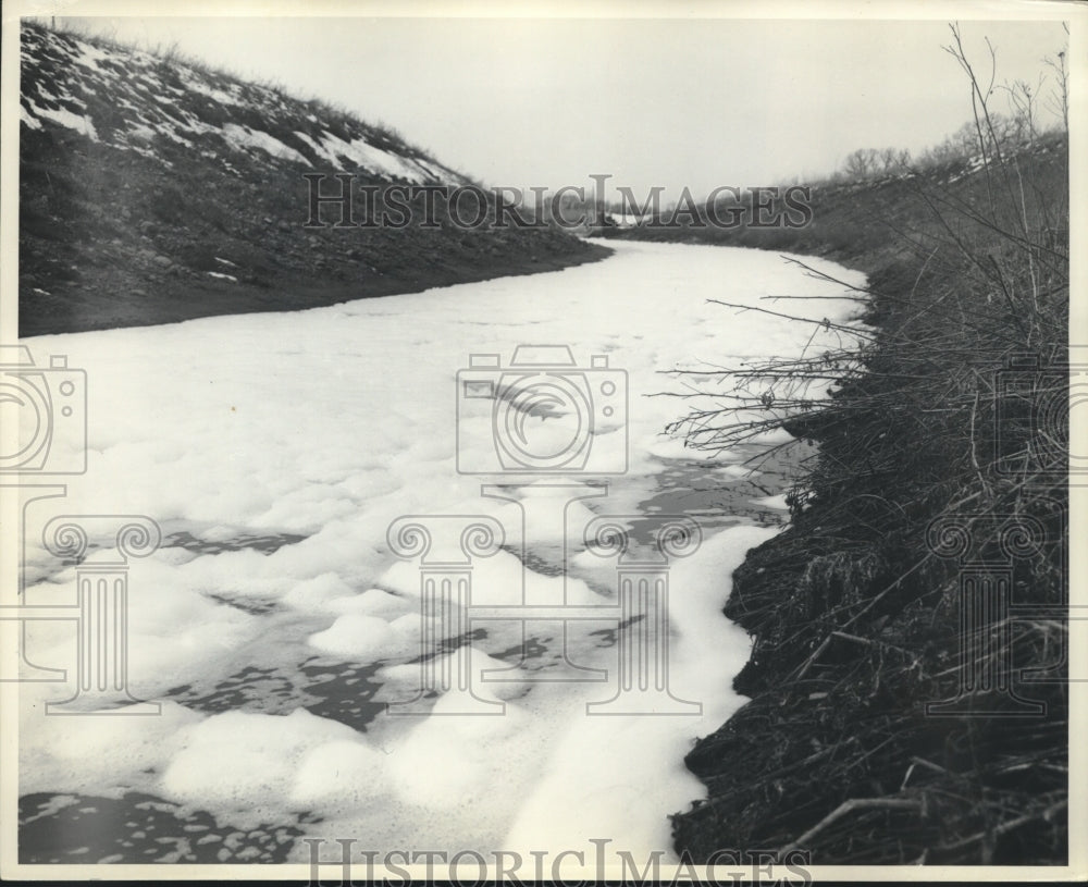 1963 Press Photo A polluted Bad Fish Creek from sewage in Dane County, Wisconsin- Historic Images