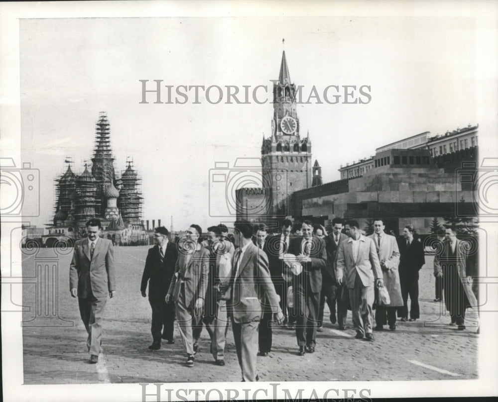 1956 Press Photo American visitors tour Moscow&#39;s Red Square in Russia-Historic Images