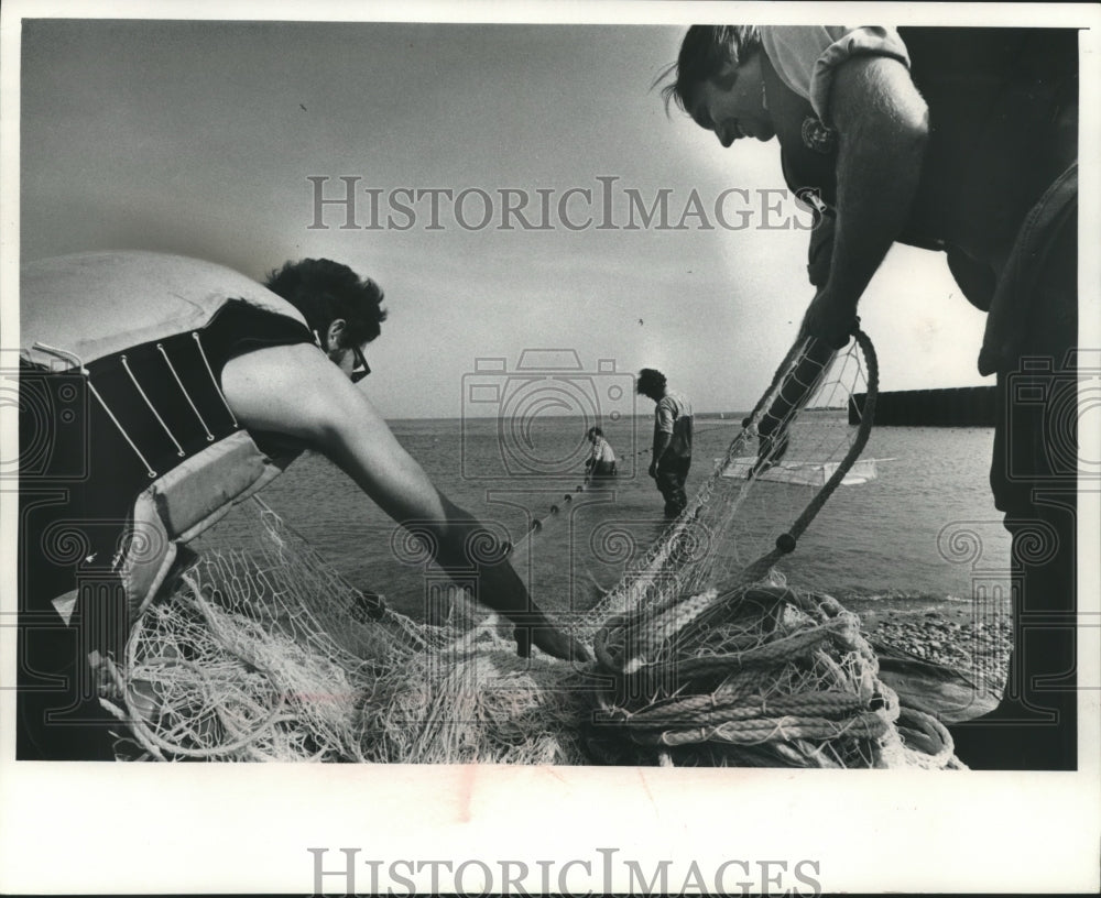 1973 Press Photo Scientists hauled in nets at Point Beach Nuclear Power Plant-Historic Images
