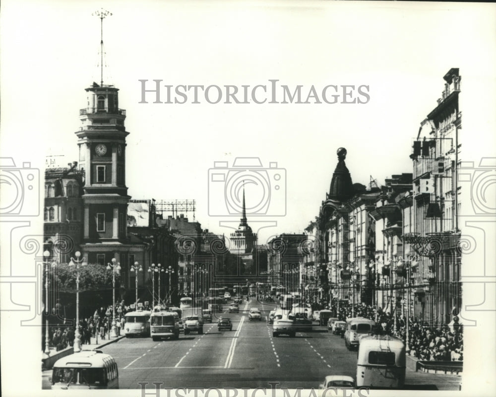 1970 Press Photo People and vehicles on the famed Nevsky Prospect, in Leningrad.-Historic Images