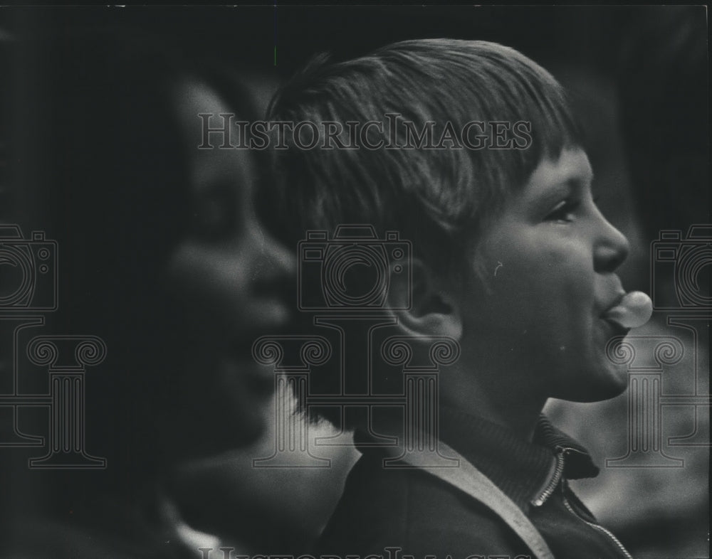 1973 Press Photo Children Watch Mime from Northwestern University - mjb91122 - Historic Images