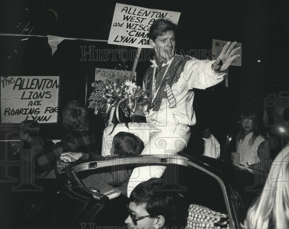 1988 Press Photo Lynn Roethke waving to well-wishers in parade in West Bend. - Historic Images