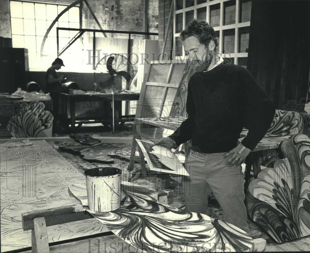 1987 Press Photo Richard Rogers looks at set plans, Repertory Theater, Milwaukee - Historic Images