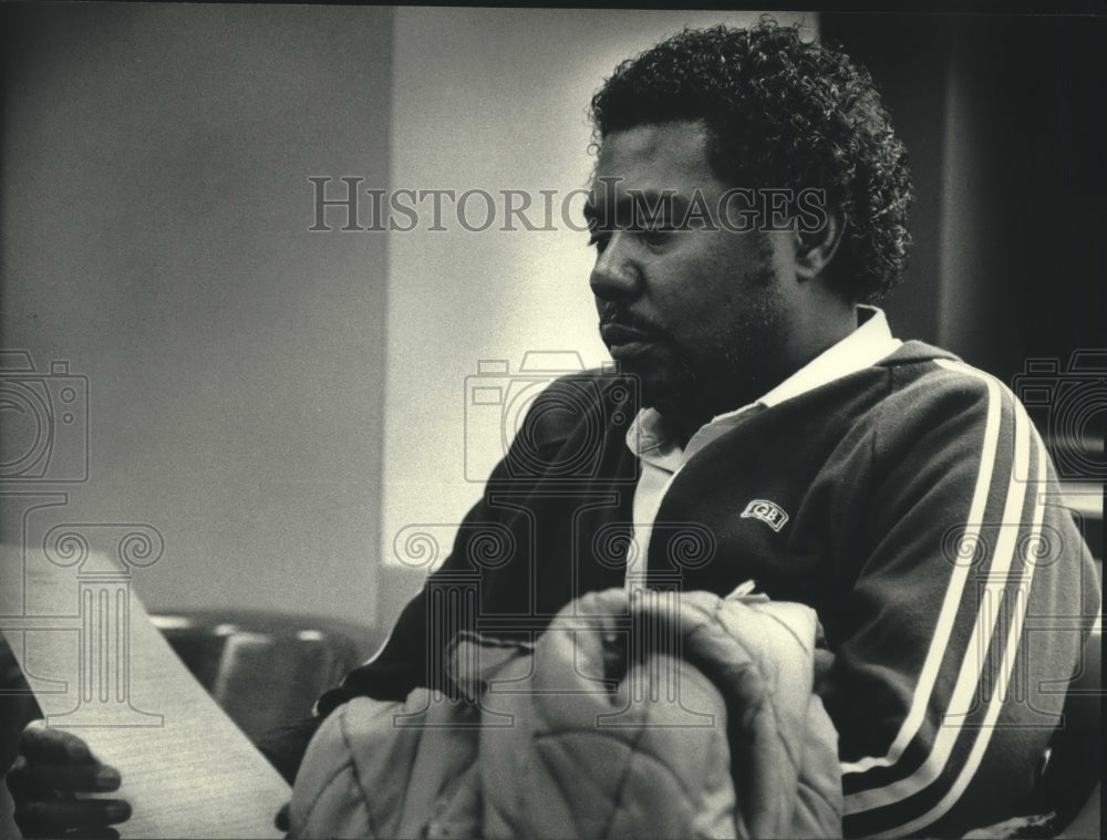 1987 Press Photo Charles Rogers in Milwaukee intake court - mjb91225-Historic Images