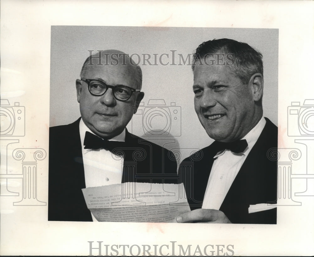 1964 Press Photo Stuart Saunders, E.E. Kohlwes, Milwaukee Traffic Club dinner-Historic Images