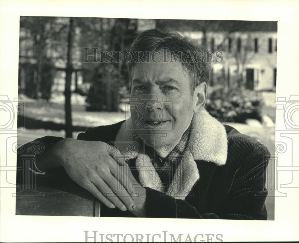 1987 Press Photo Tom Shively, outside home, New Berlin, Wisconsin - mjb91287 - Historic Images